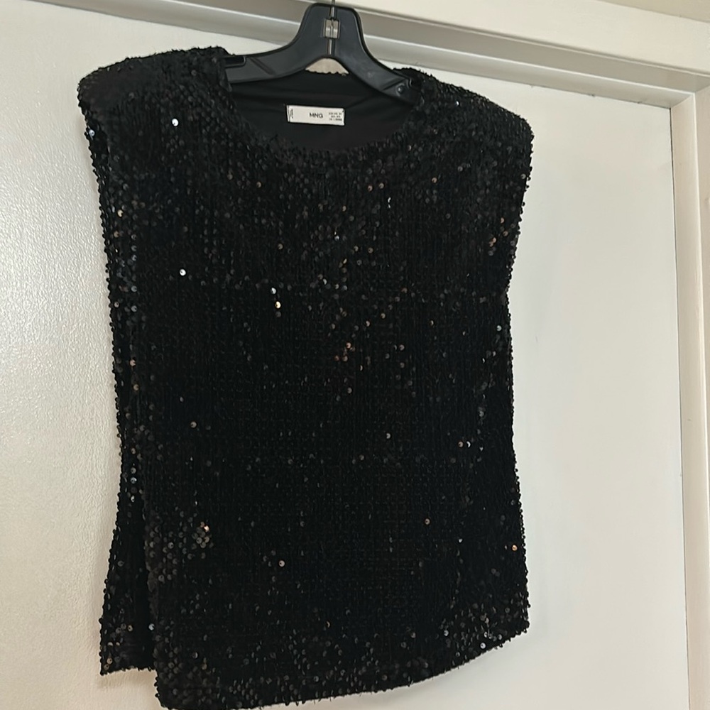 Beautiful, sparkly sequined black top size M/L